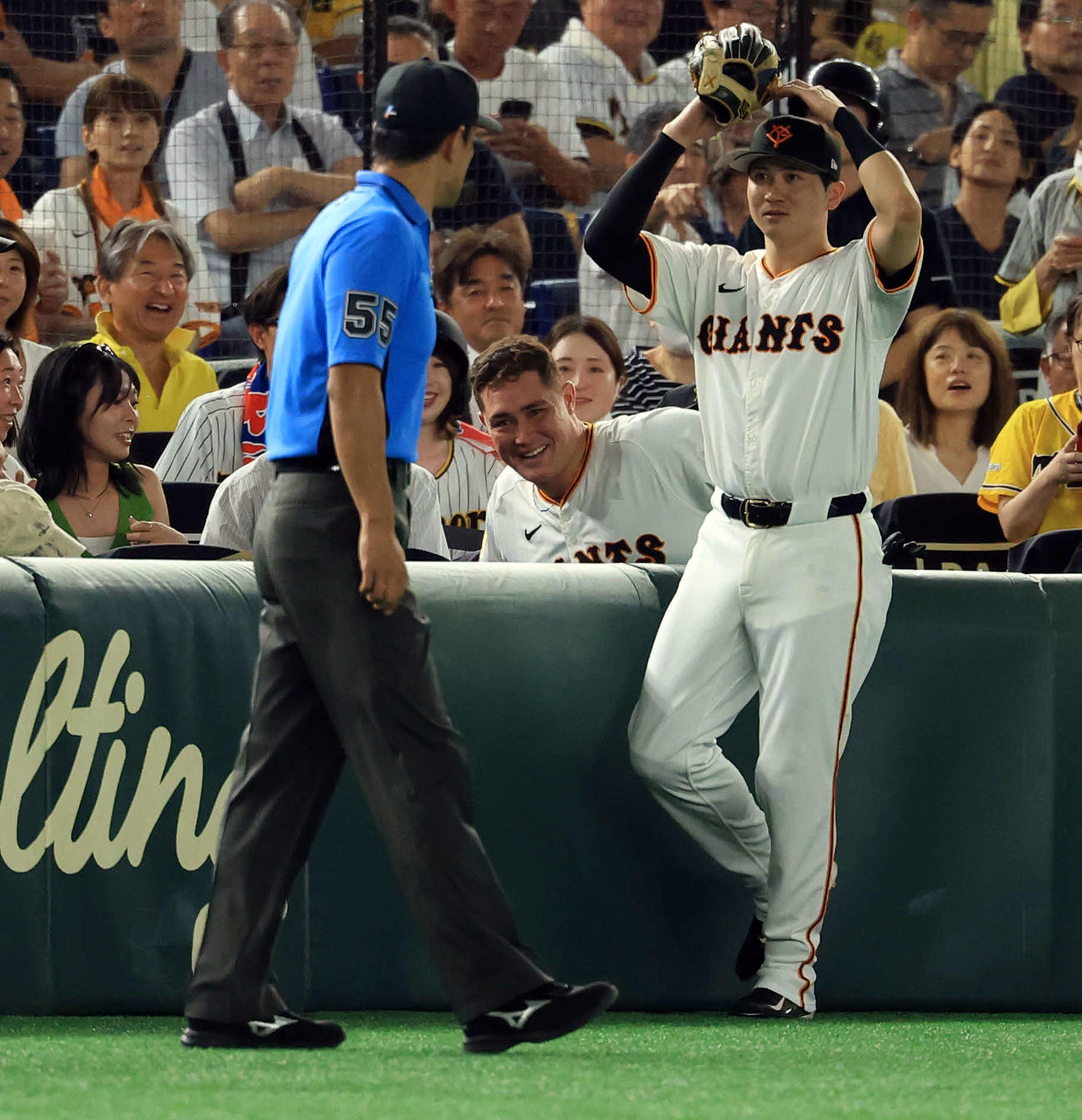 巨人対阪神　2回表阪神2死一、三塁、伊藤将のファウルで客席に飛び込んだリチャード中央）は照れ笑い。右は泉口（撮影・浅見桂子）