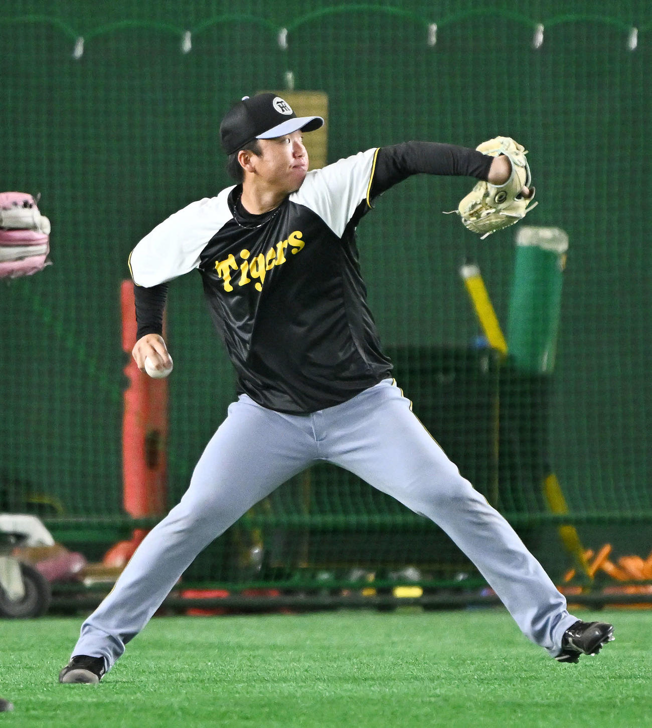 巨人対阪神　試合前練習で調整する阪神村上（撮影・滝沢徹郎）