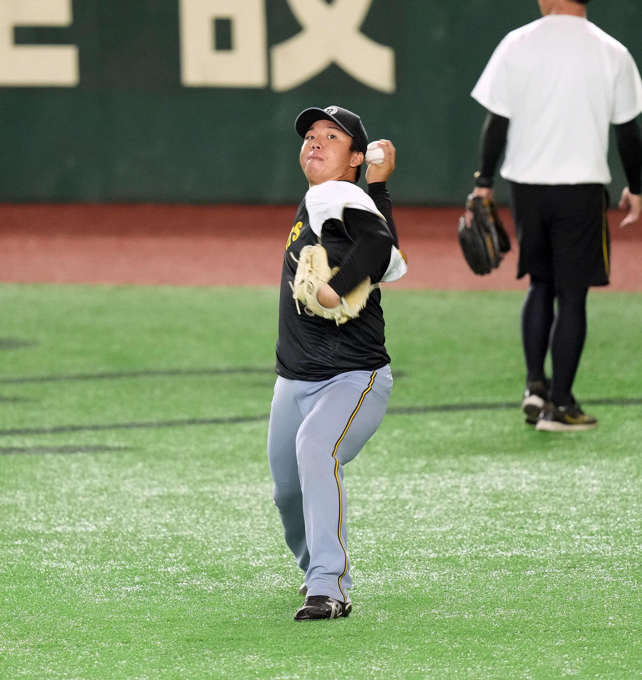 巨人対阪神　外野でキャッチボールを阪神村上（撮影・たえ見朱実）