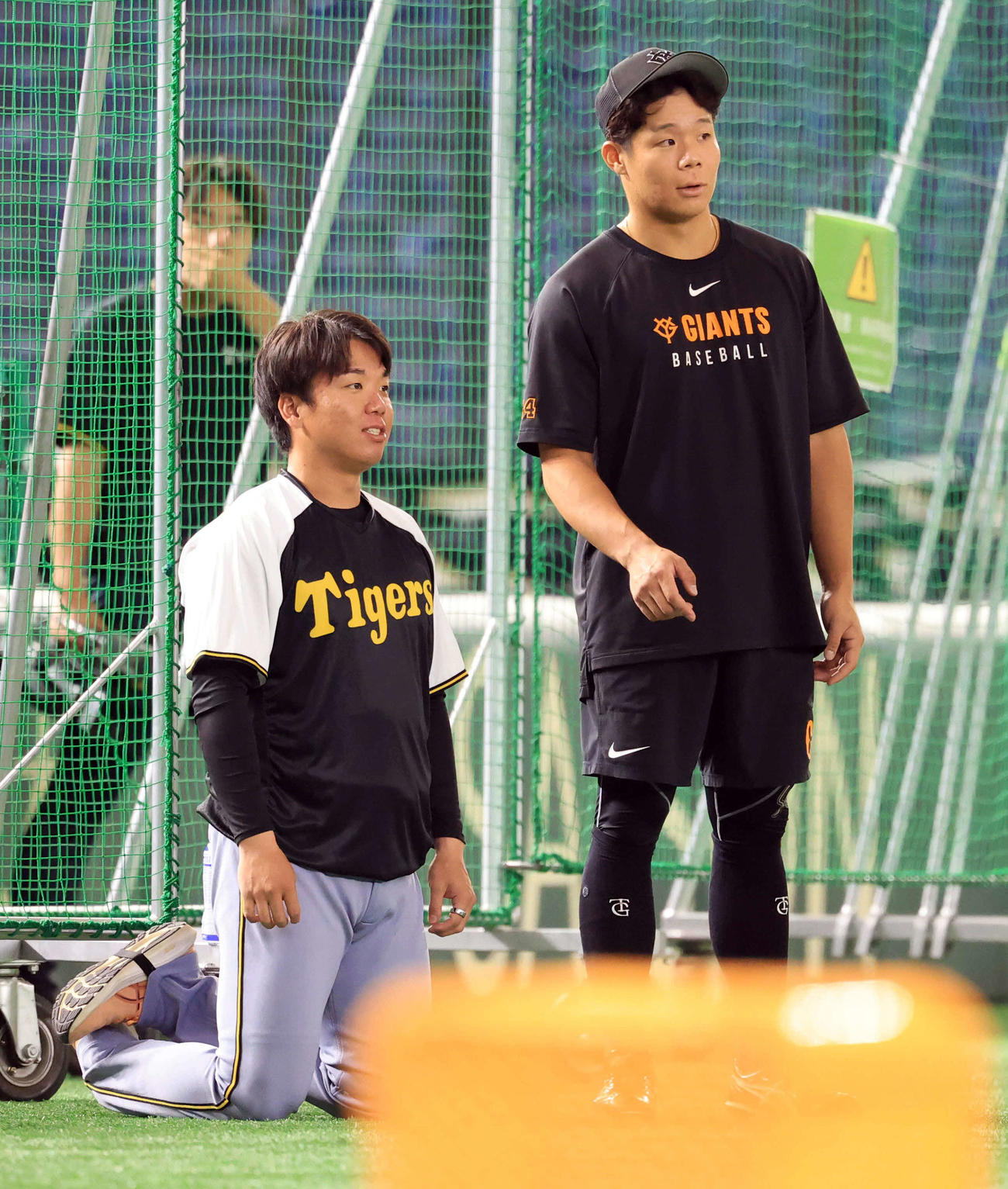 巨人対阪神　試合前、談笑する阪神村上（左）と巨人佐々木（撮影・浅見桂子）