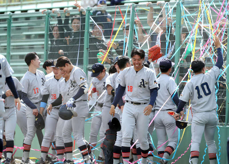 今春リーグ戦で優勝を決め、喜ぶ青森大の選手たち