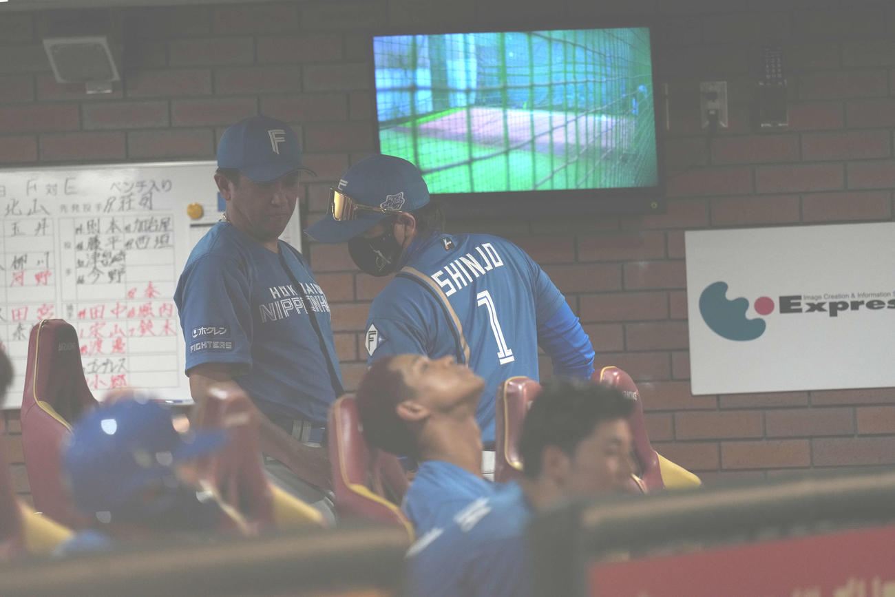楽天対日本ハム　　敗戦で引き揚げる日本ハム新庄監督。手前右は清宮幸、同左は万波（撮影・井上学）