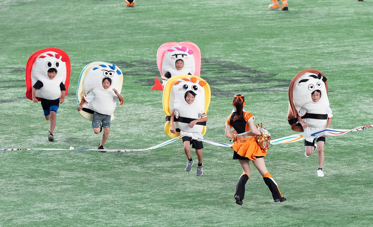 巨人対阪神　大接戦のすしレース。勝利したのは玉子（撮影・たえ見朱実）