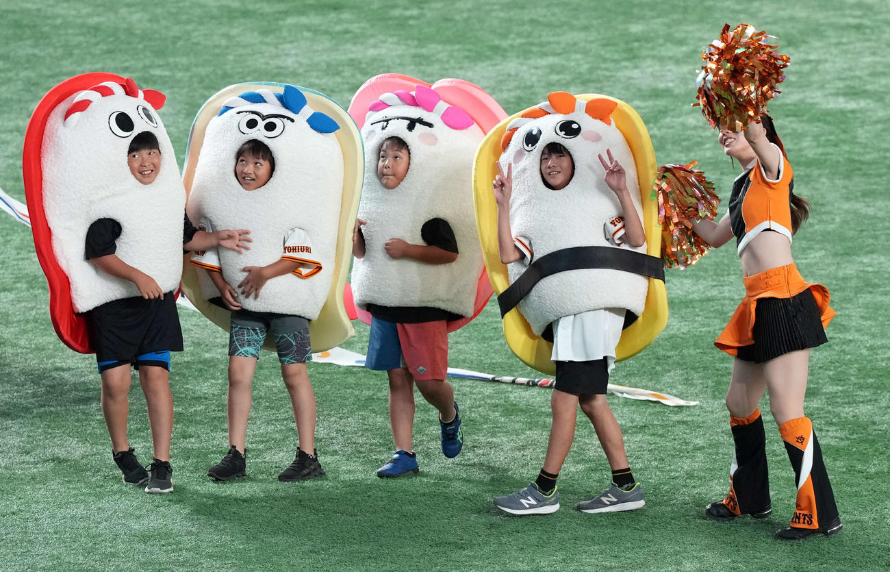 巨人対阪神　大接戦のすしレース。勝利したのは玉子（右端）（撮影・たえ見朱実）