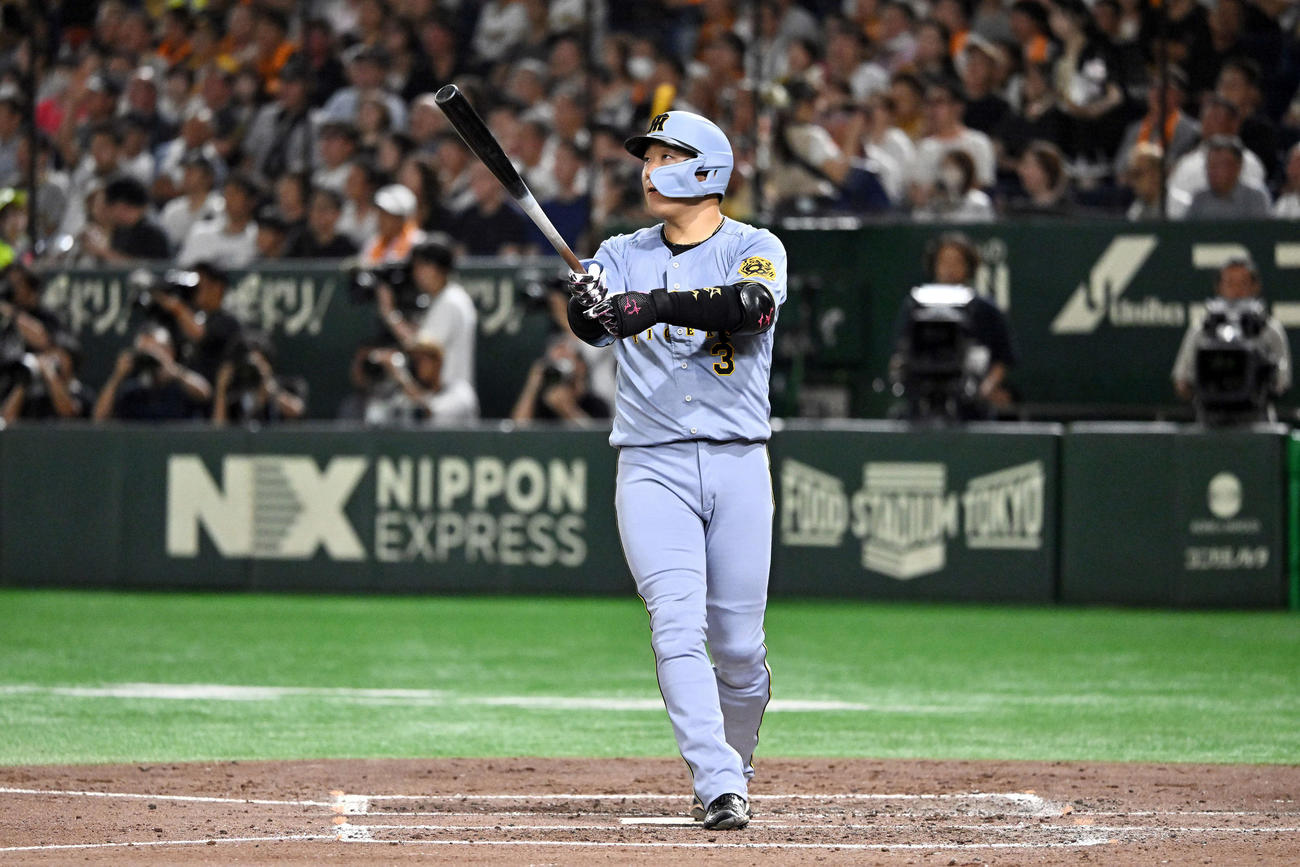 巨人対阪神　4回表阪神無死一塁、大山は左越え先制2点本塁打を放つ（撮影・滝沢徹郎）