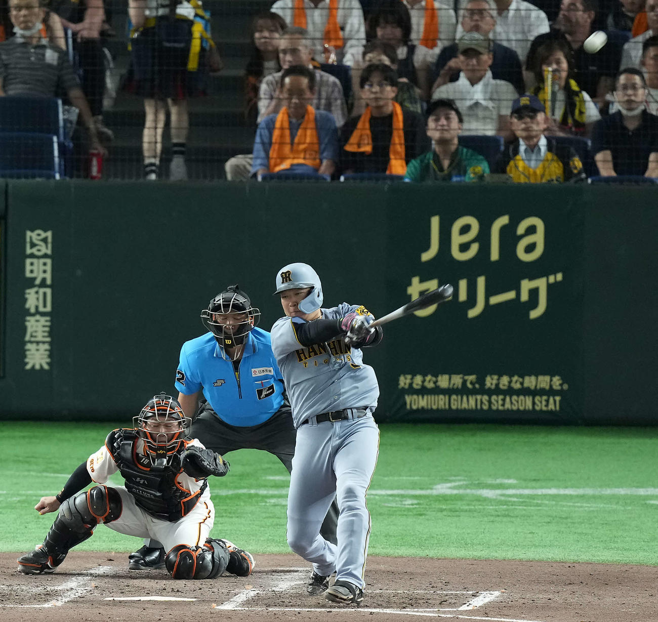 巨人対阪神　4回表阪神無死一塁、左越えに2点本塁打を放つ大山（撮影・たえ見朱実）