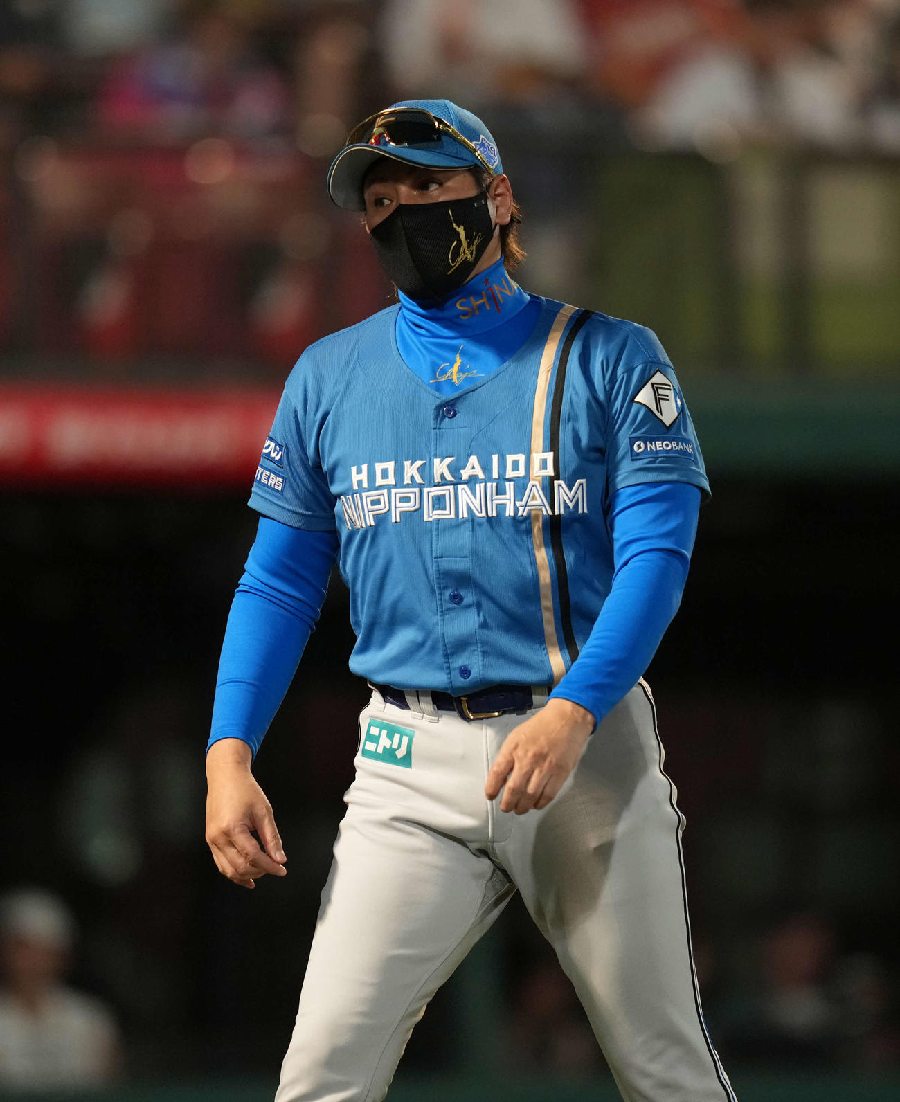 楽天対日本ハム　3回裏楽天無死一塁、小深田の二塁盗塁に関して審判にアピールする新庄監督（撮影・井上学）