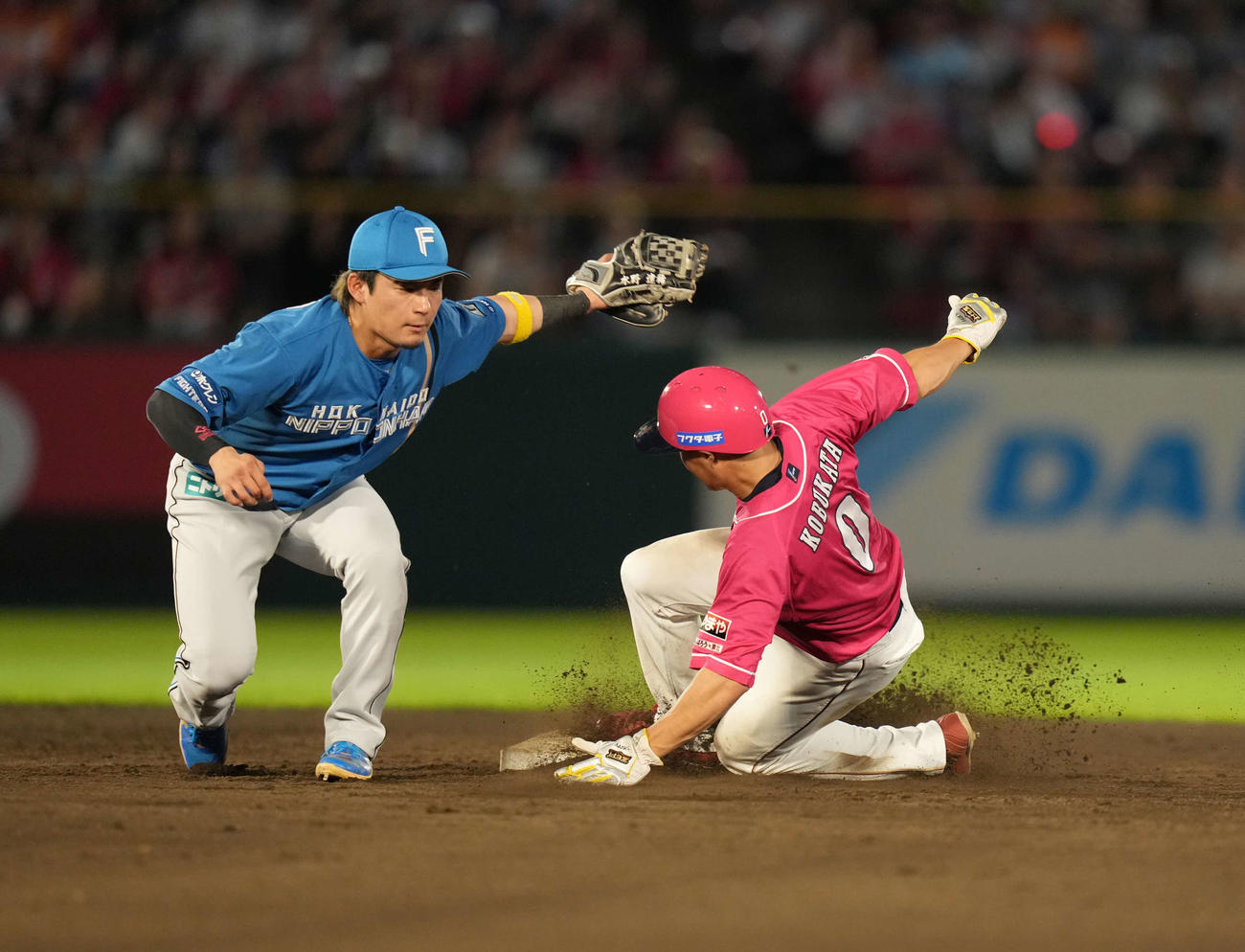 楽天対日本ハム　3回裏楽天無死一塁、二塁盗塁を決める小深田（撮影・井上学）