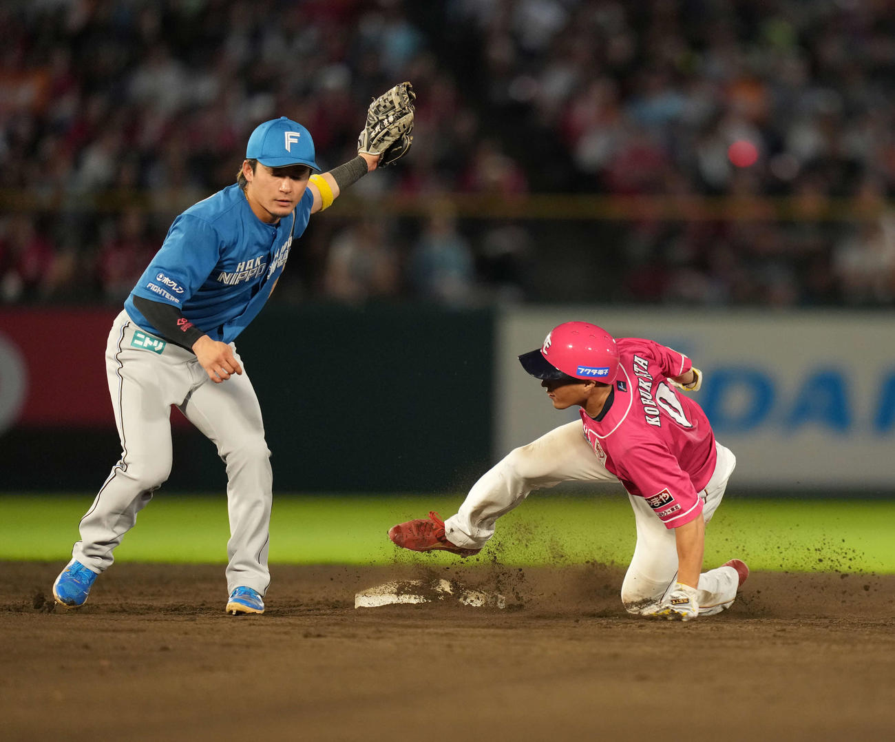 楽天対日本ハム　3回裏楽天無死一塁、二塁盗塁を決める小深田（撮影・井上学）