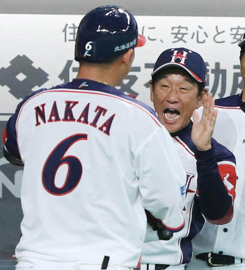 日本ハム対ソフトバンク　1回裏日本ハム1死三塁、左越え2点本塁打を放った中田を迎える栗山監督（撮影・野上伸悟）