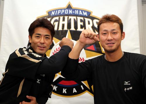 2012年9月27日優勝対談　笑顔でエルボータッチする日本ハム稲葉篤紀（左）と中田翔　