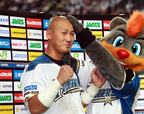 日本ハム対オリックス　そり上げた頭をマスコットのB・Bになでられ苦笑いの中田（撮影・黒川智章）