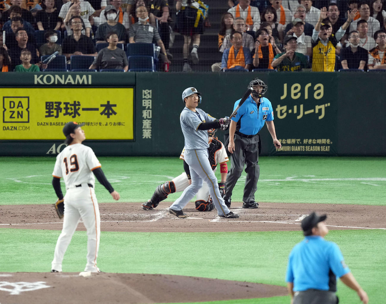 巨人対阪神　4回表阪神無死一塁、左越えに2点本塁打を放つ大山。投手山崎（撮影・たえ見朱実）