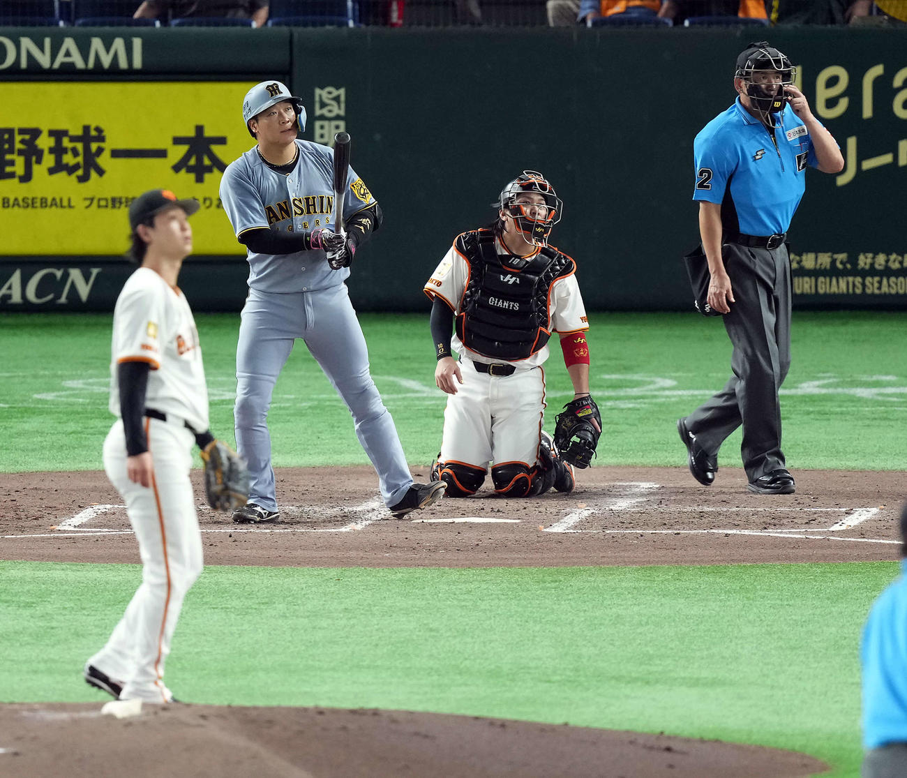 巨人対阪神　4回表阪神無死一塁、左越えに2点本塁打を放ち打球の行方を見る大山。投手山崎（撮影・たえ見朱実）