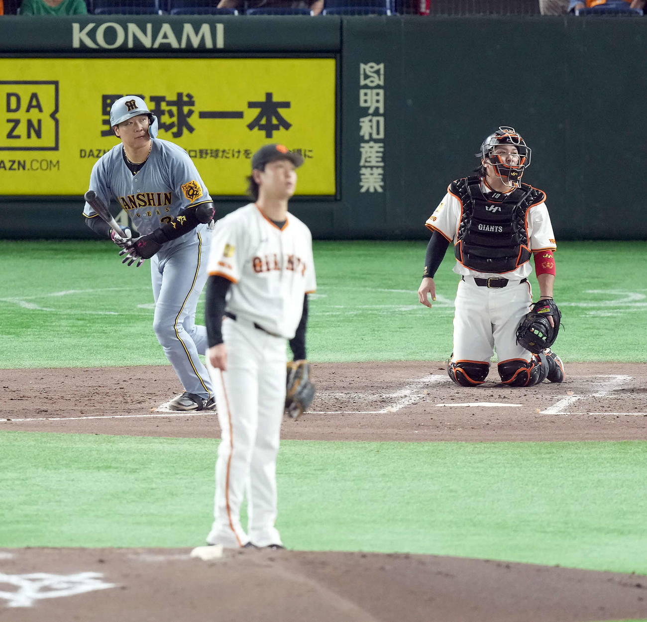 巨人対阪神　4回表阪神無死一塁、左越えに2点本塁打を放ち打球の行方を見る大山。投手山崎（撮影・たえ見朱実）