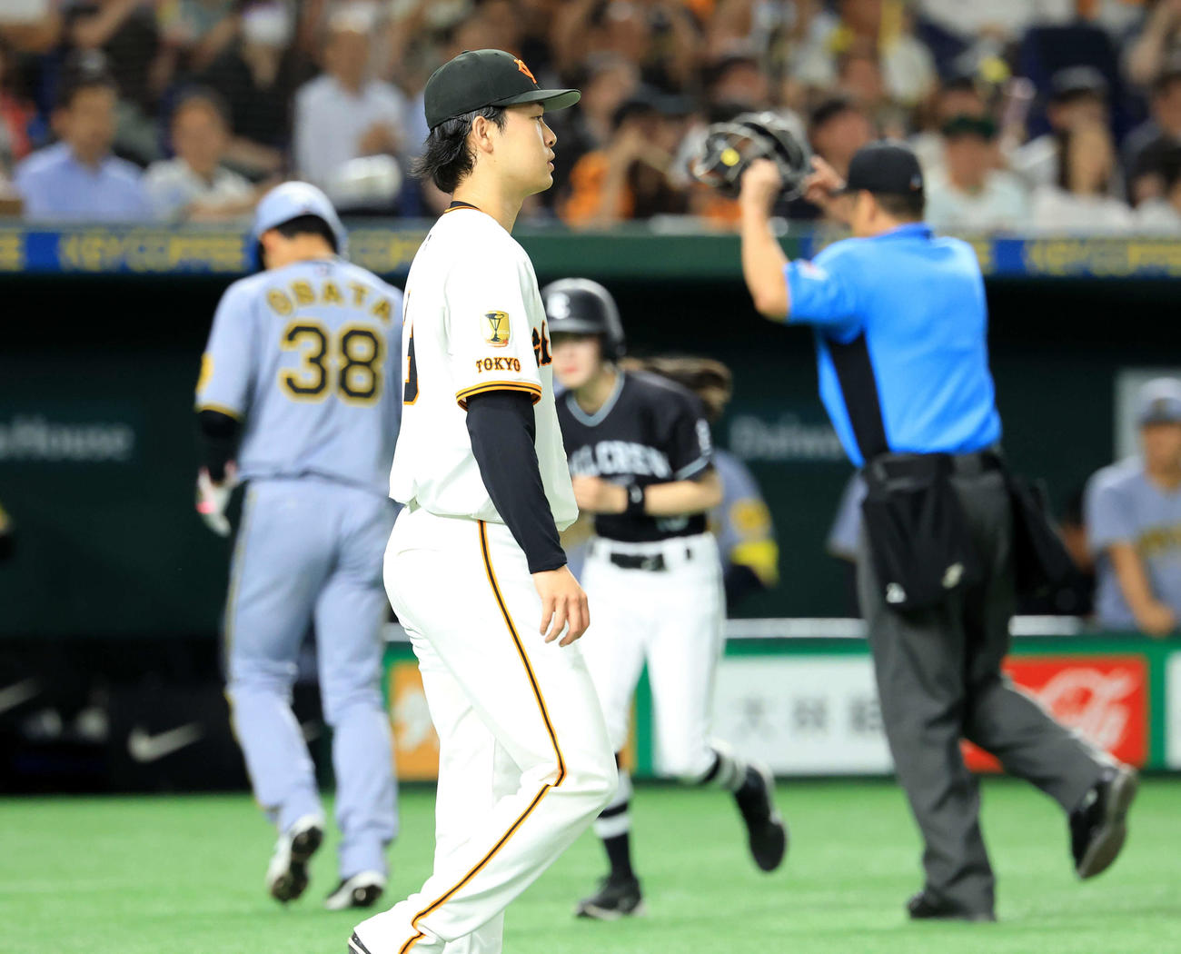 巨人対阪神　4回表阪神2死二、三塁、近本に2点左適時打を許しがっくりの山崎（撮影・浅見桂子）