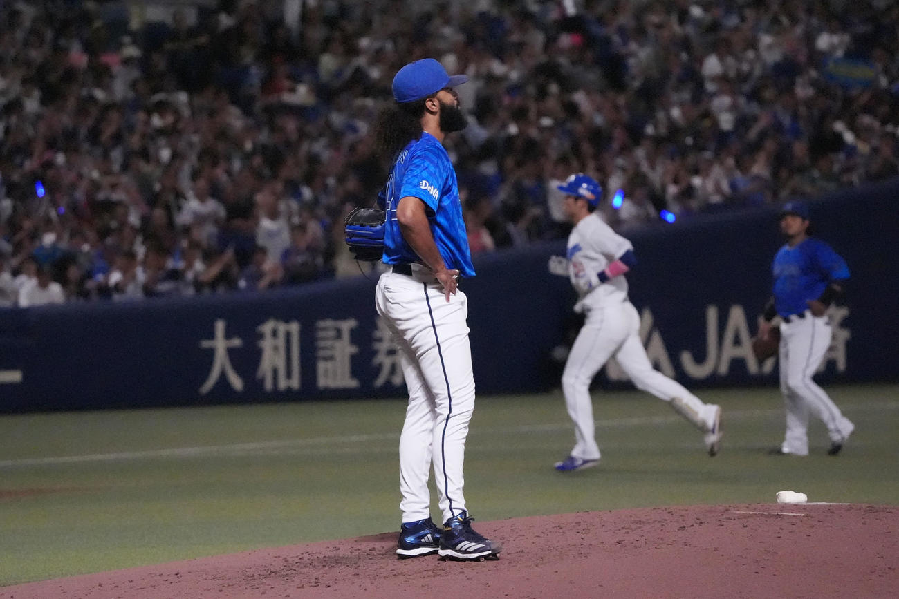 中日対DeNA 3回裏中日2死、ジャクソン（左）は上林に本塁打を打たれる（撮影・森本幸一）