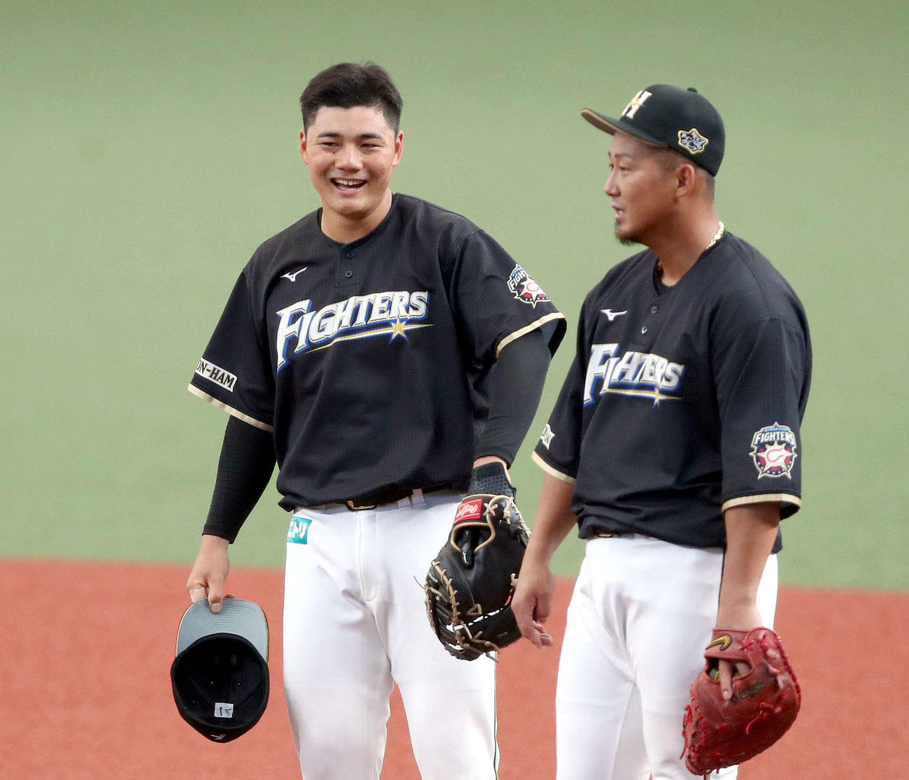 中田翔と笑顔で話す清宮幸太郎（2020年6月）