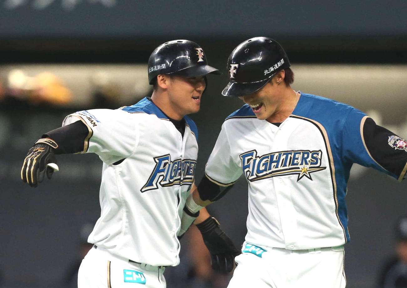 中田翔（左）と糸井嘉男氏（2012年撮影）