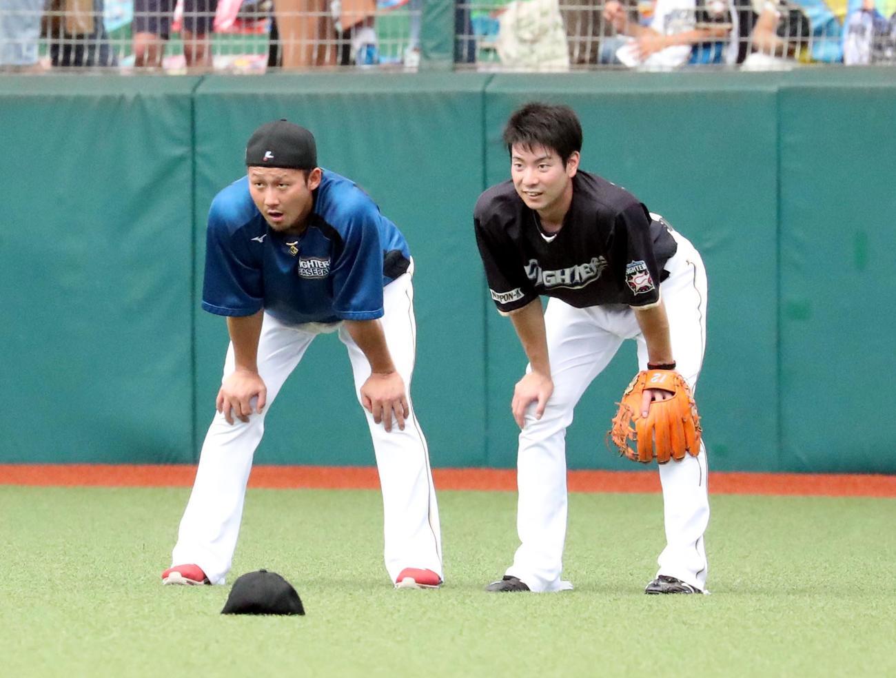 練習中に会話する中田と松本（2017年9月撮影）