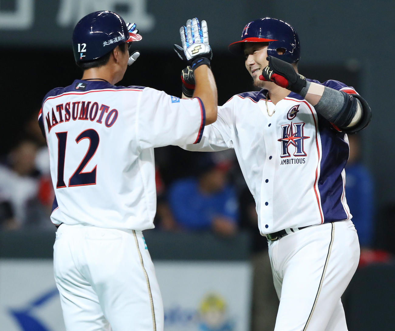 ハイタッチする松本と中田（2018年7月撮影）