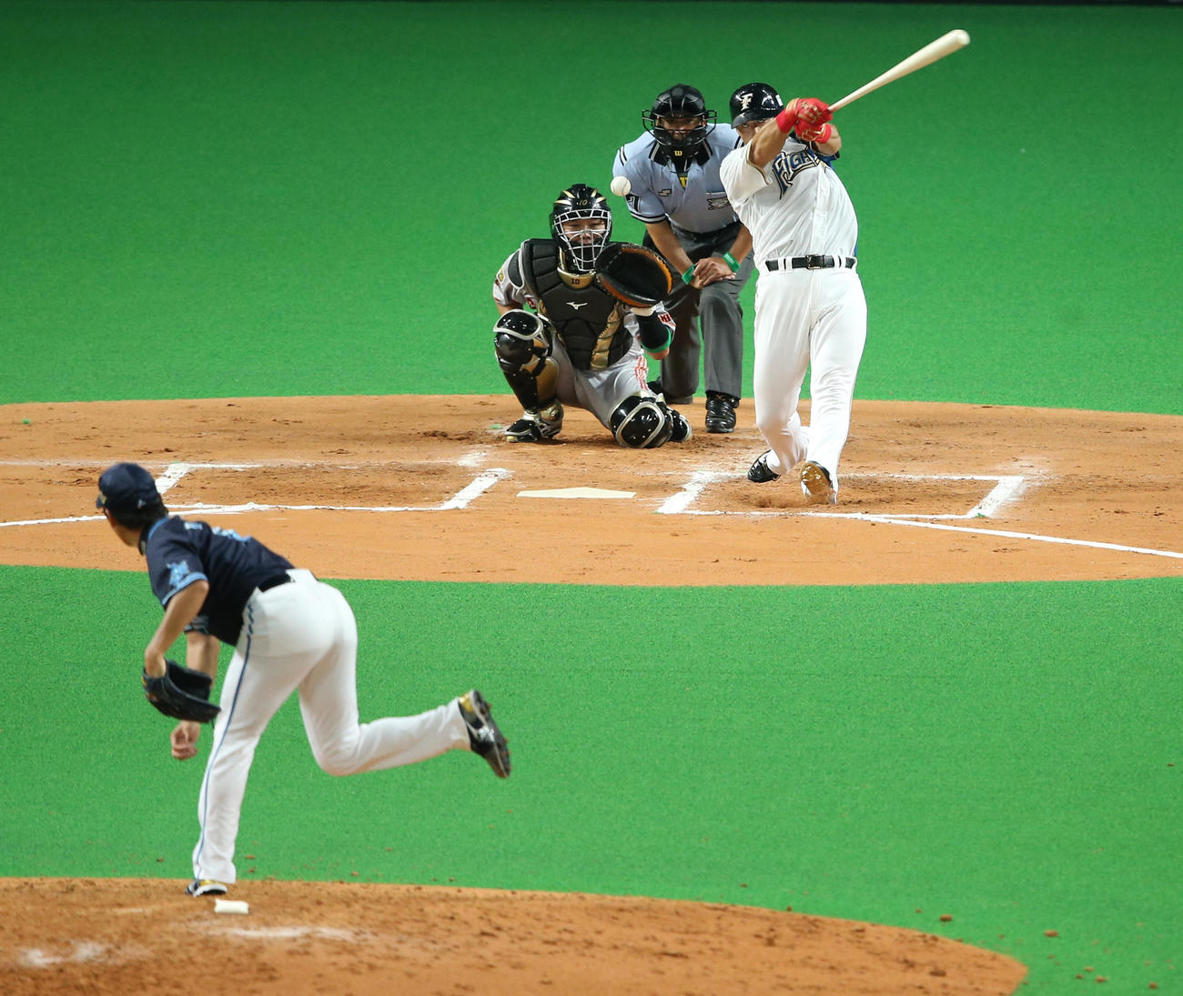 三浦大輔のスローカーブを豪快に空振りする中田翔（2013年7月撮影）