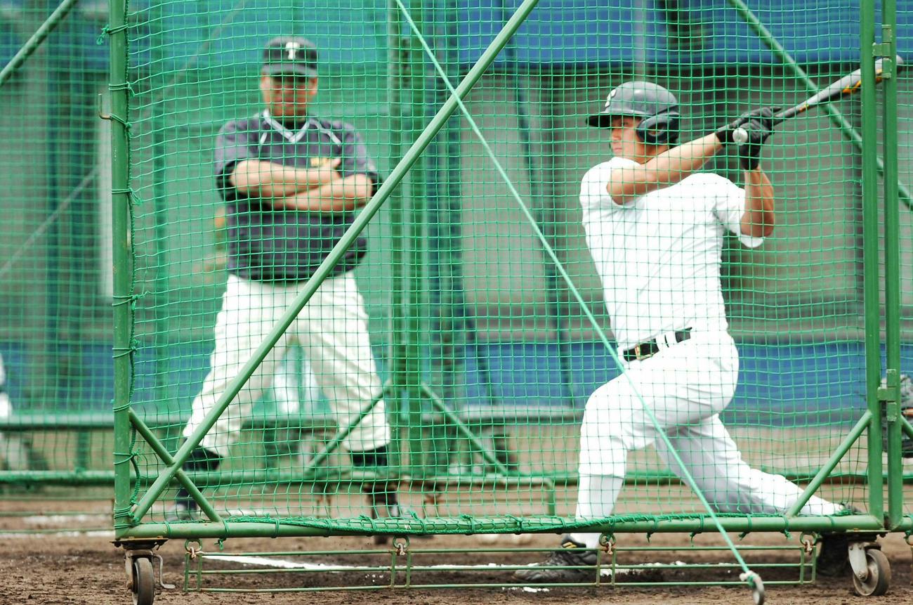 07年、大阪桐蔭の西谷浩一監督が見守る中打撃練習をする中田翔