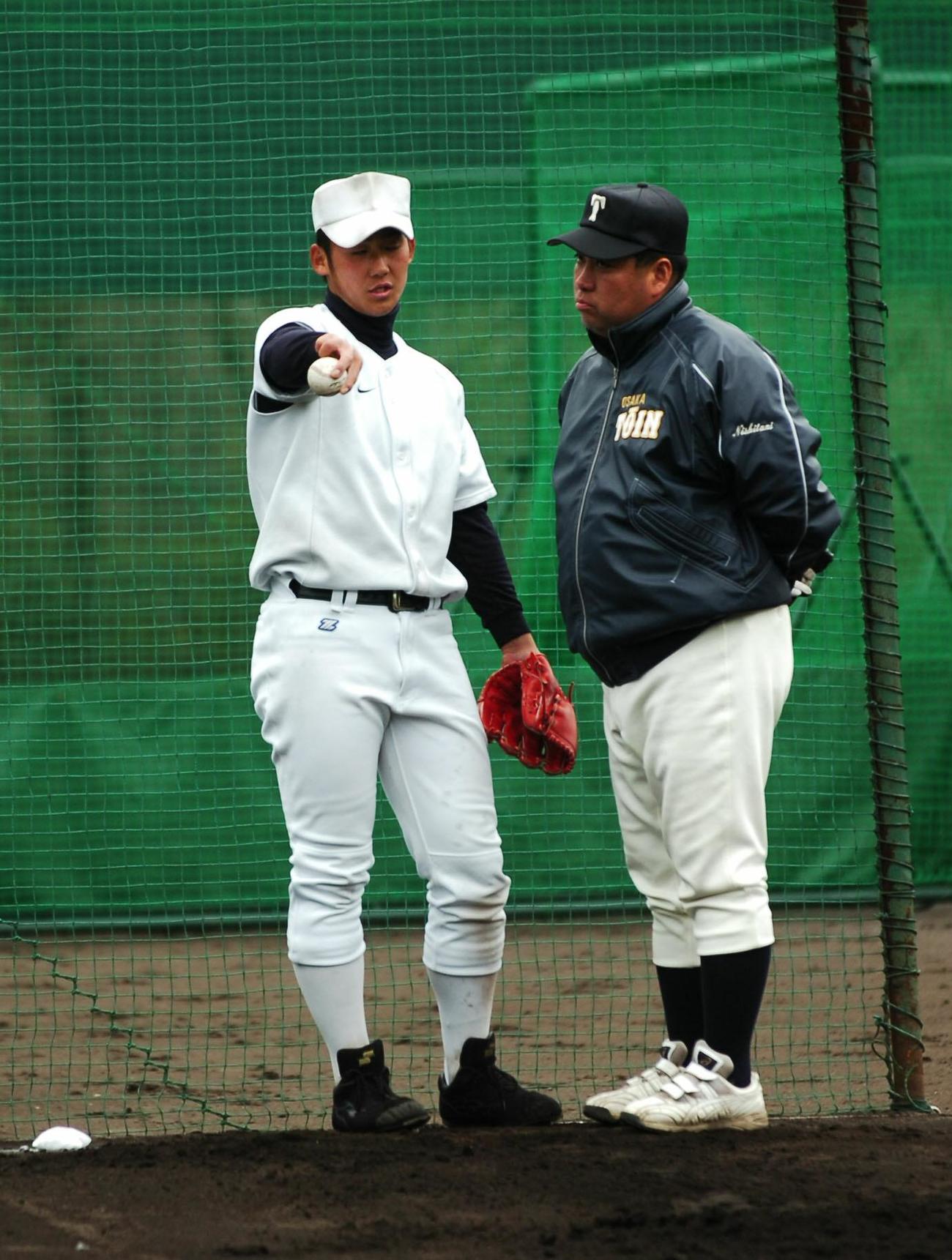 07年　捕手を座らせ48球を投げ込んだ大阪桐蔭・中田翔（左）は西谷浩一監督と話す