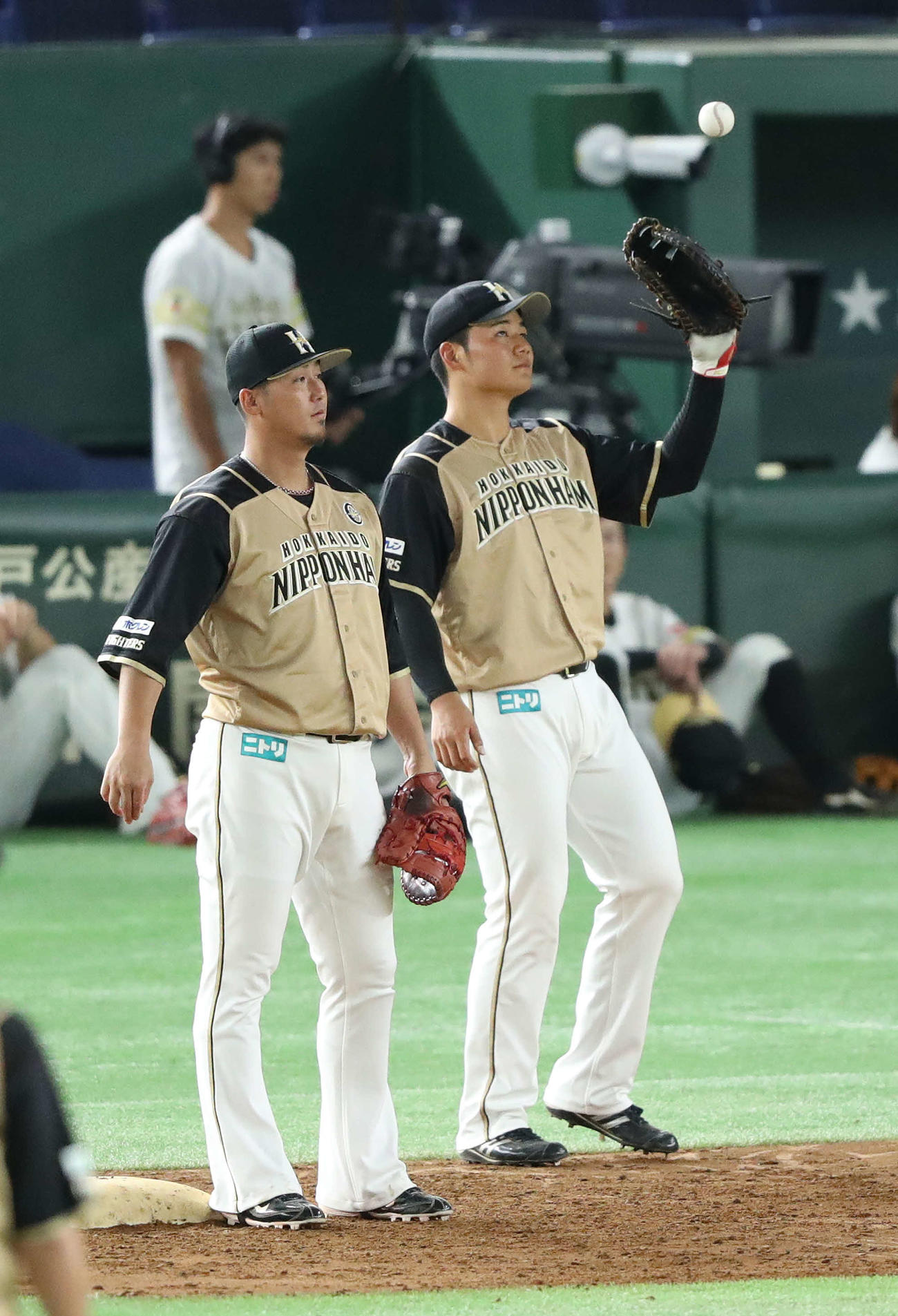 シートノックで中田翔と一緒に一塁守備に就く清宮幸太郎（2018年7月）