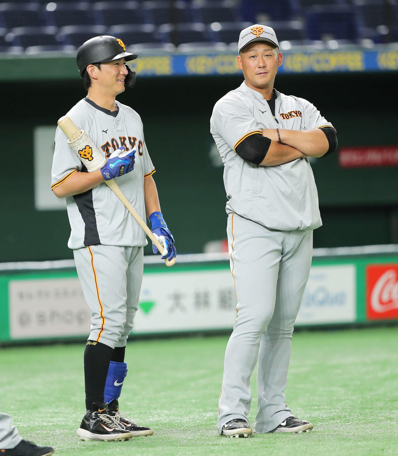 試合前、言葉を交わす巨人小林誠司（左）と中田（2022年7月5日撮影）
