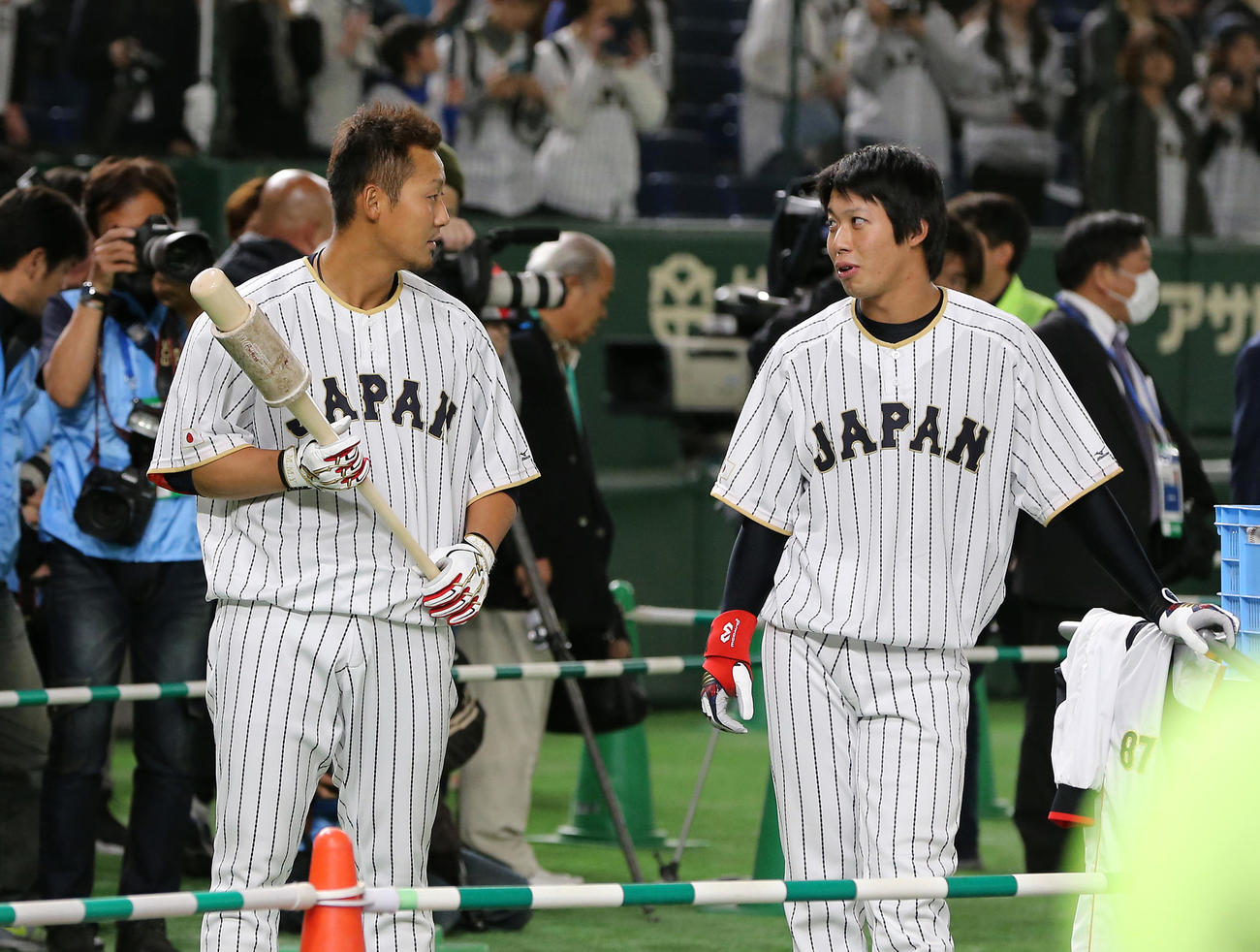 第4回ワールド・ベースボール・クラシック（WBC）　1次ラウンド・B組　日本対中国　試合前、談笑する中田翔（左）と山田哲人（2017年3月10日撮影）