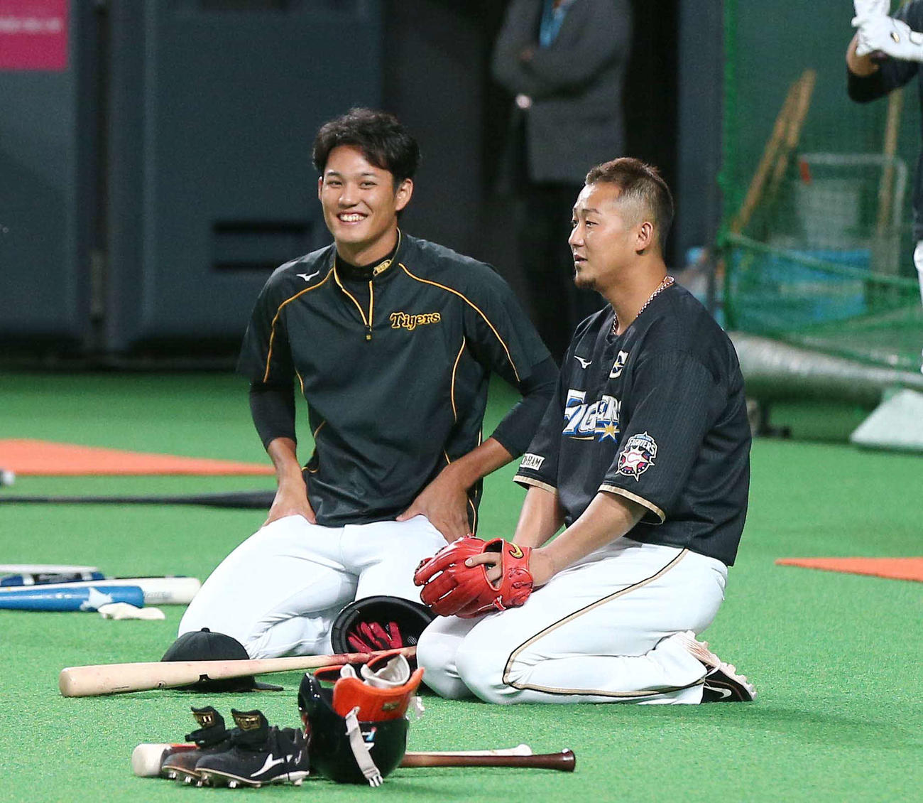 日本ハム対阪神　試合前、日本ハム中田（右）と話す藤浪（2018年6月12日撮影）