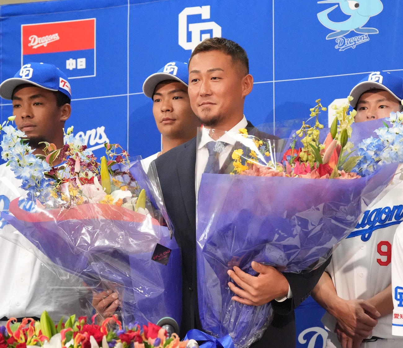 会見後、中日中田（中央）は花束を手にナインと記念撮影に納まる（撮影・森本幸一）