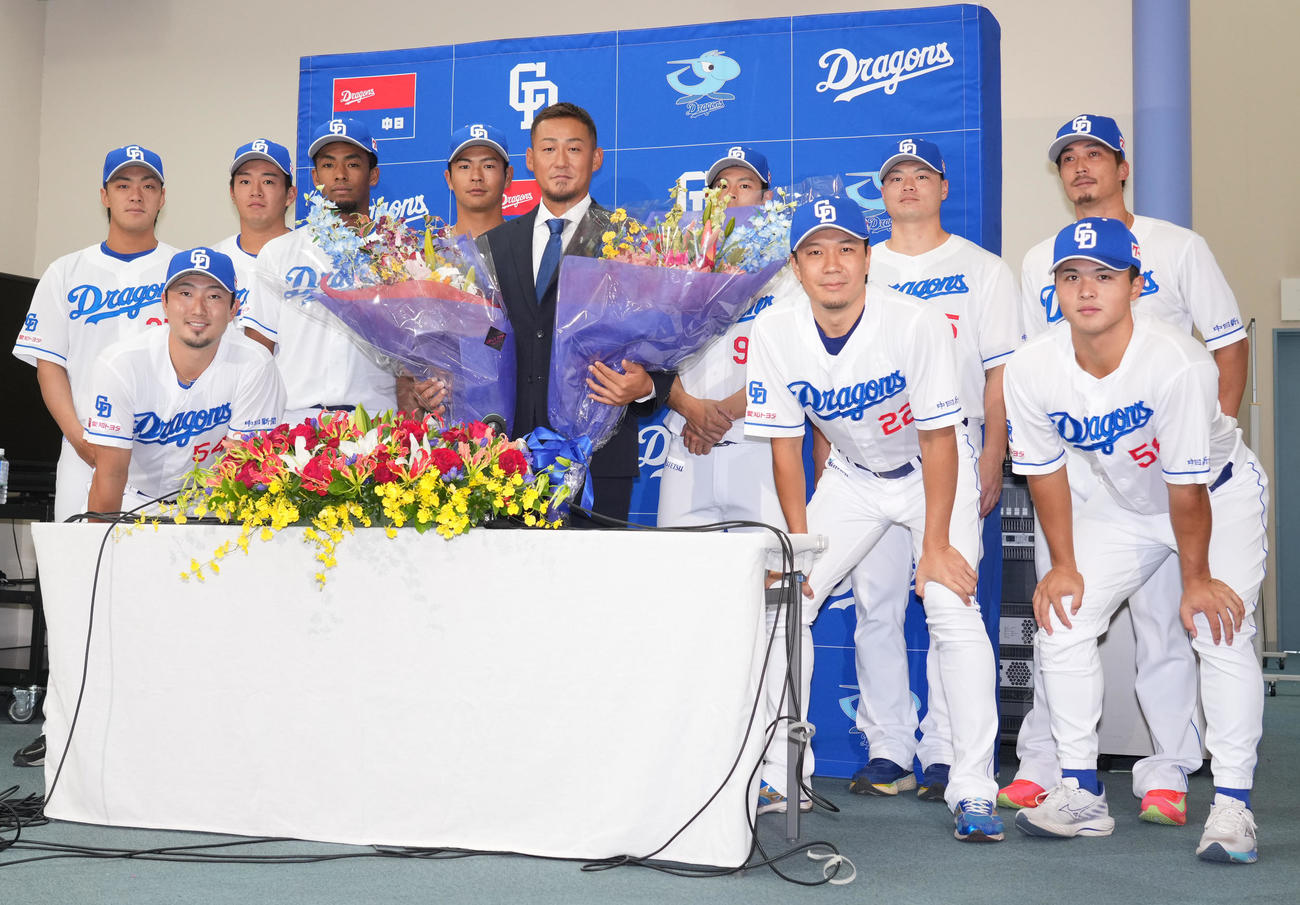 会見を終え記念撮影に納まる、左から津田、藤嶋、鵜飼、ブライト、土田、中田、樋口、大野、細川、駿太、石橋（撮影・森本幸一）