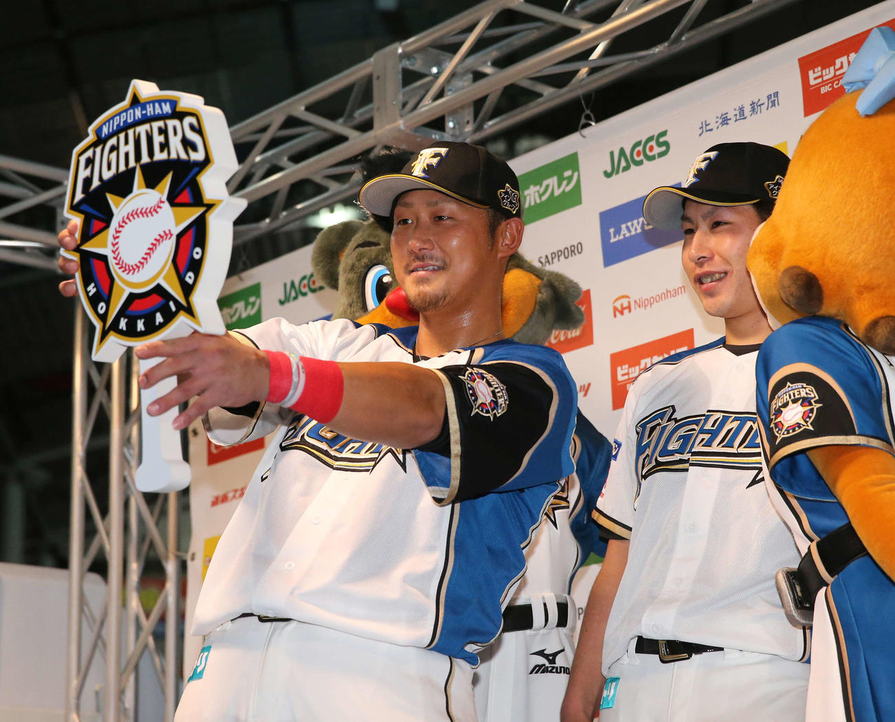 お立ち台で写真を撮る中田（左）と加藤（2016年4月撮影）　