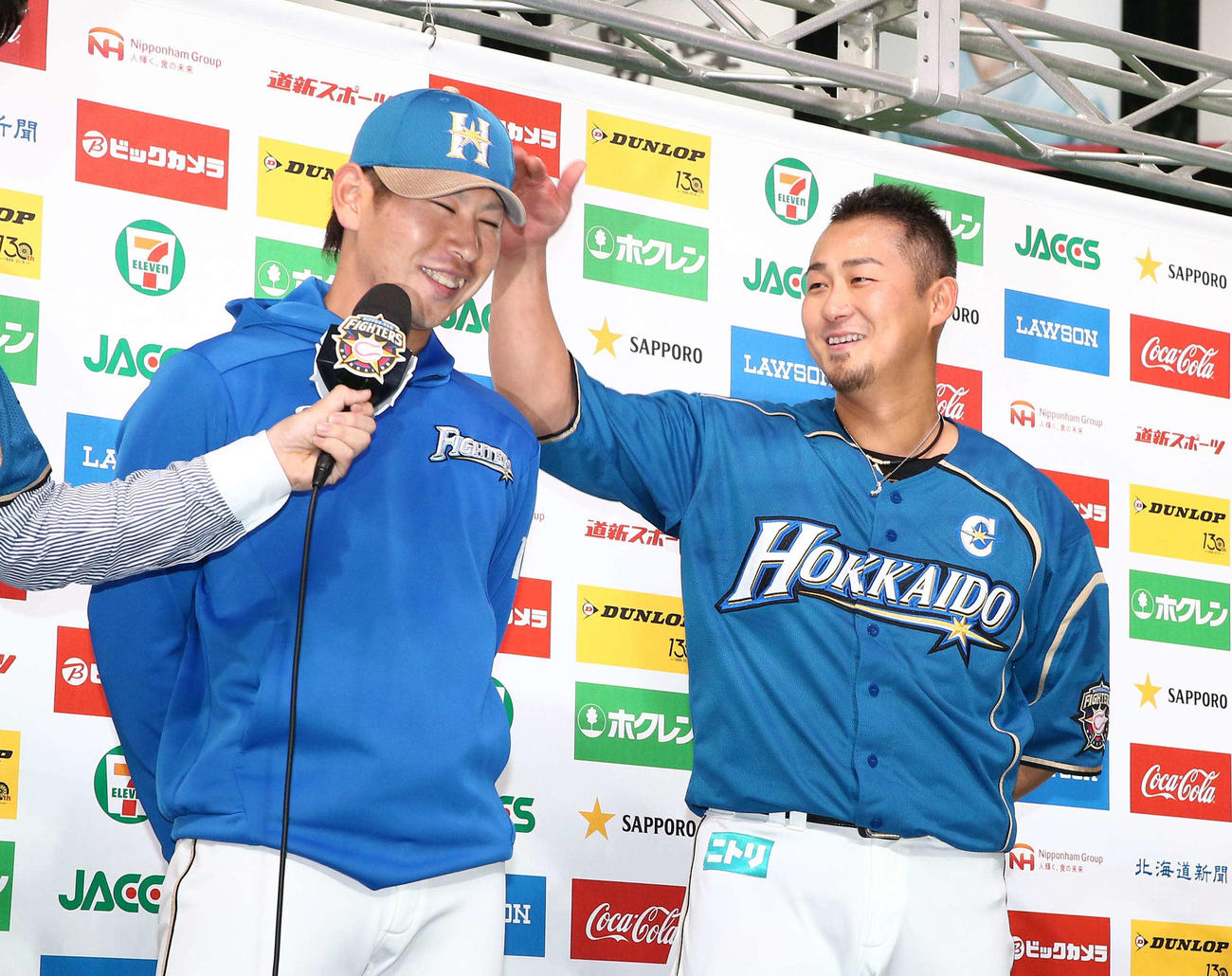 お立ち台で中田の本塁打にたいして聞かれ「かっこよかか…」と言葉をかみ、頭をたたかれる加藤（2018年4月撮影）