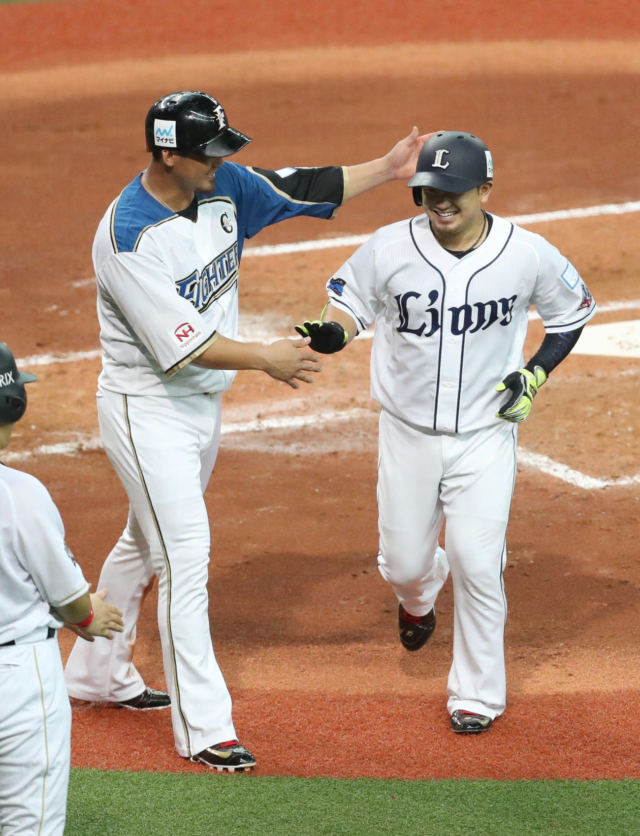 全パ対全セ　1回裏全パ2死一、三塁、3点本塁打を放ち、中田（左）に迎えられる森（2018年7月13日撮影）