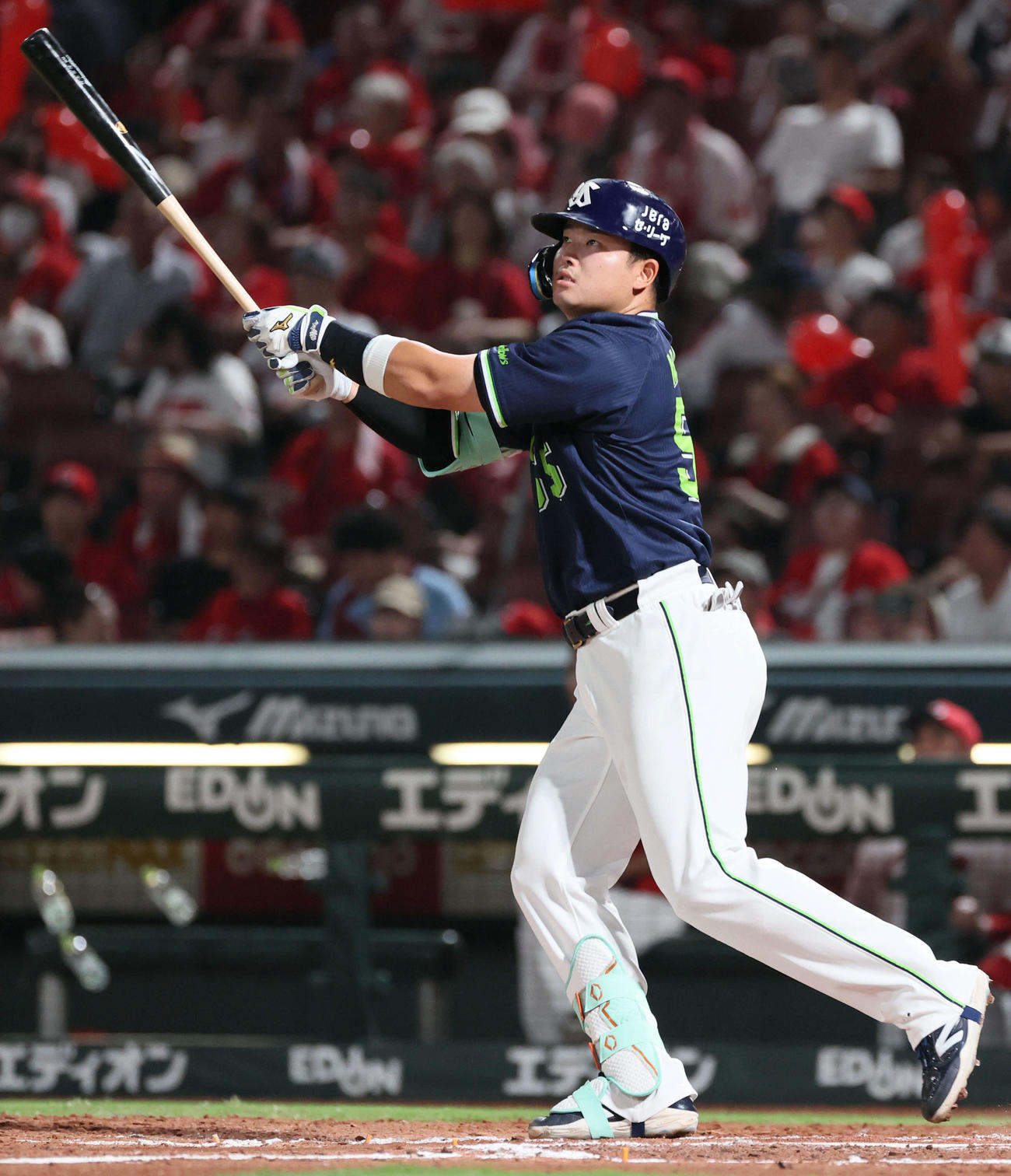 広島対ヤクルト　7回表ヤクルト無死、村上は勝ち越しの左越え本塁打を放つ（撮影・加藤孝規）