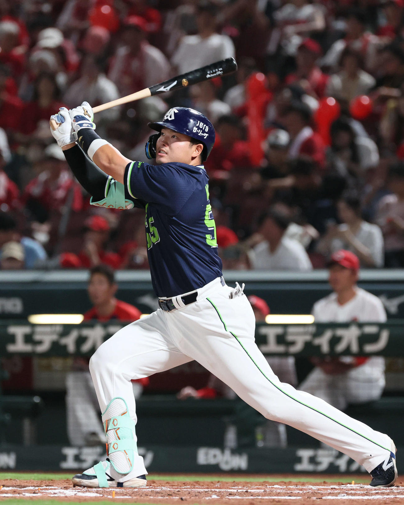 広島対ヤクルト　7回表ヤクルト無死、村上は勝ち越しの左越え本塁打を放つ（撮影・加藤孝規）