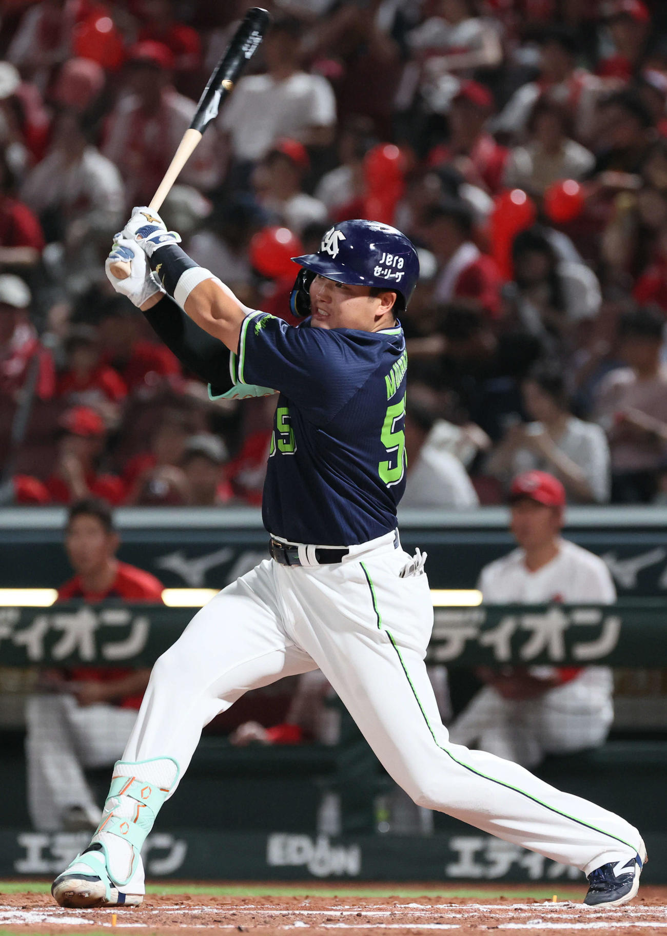 広島対ヤクルト　7回表ヤクルト無死、村上は勝ち越しの左越え本塁打を放つ（撮影・加藤孝規）