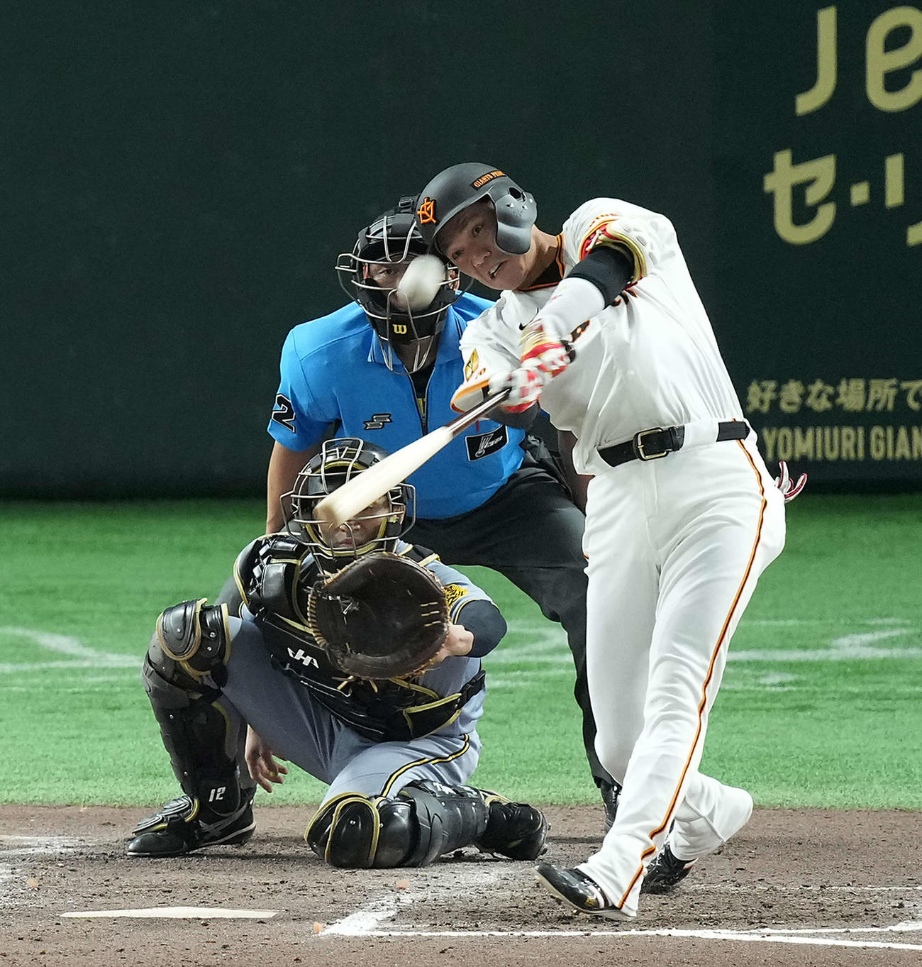 巨人対阪神　6回裏巨人2死一、三塁、左越えに3点本塁打を放つ代打坂本（撮影・たえ見朱実）