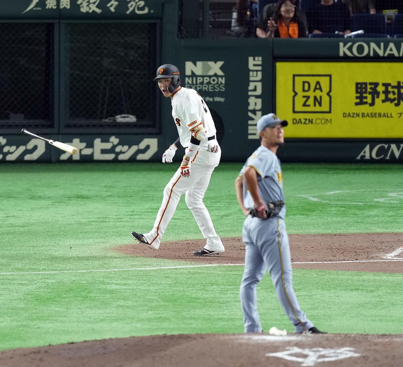 巨人対阪神　6回裏巨人2死一、三塁、左越えに3点本塁打を放ちほえる代打坂本。投手伊藤将（撮影・たえ見朱実）