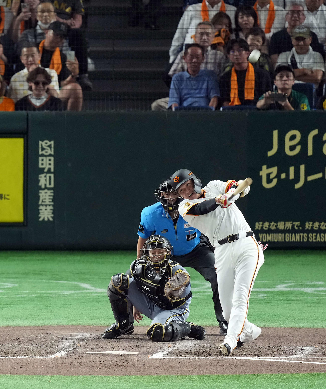 巨人対阪神　6回裏巨人2死一、三塁、左越えに3点本塁打を放つ代打坂本（撮影・たえ見朱実）