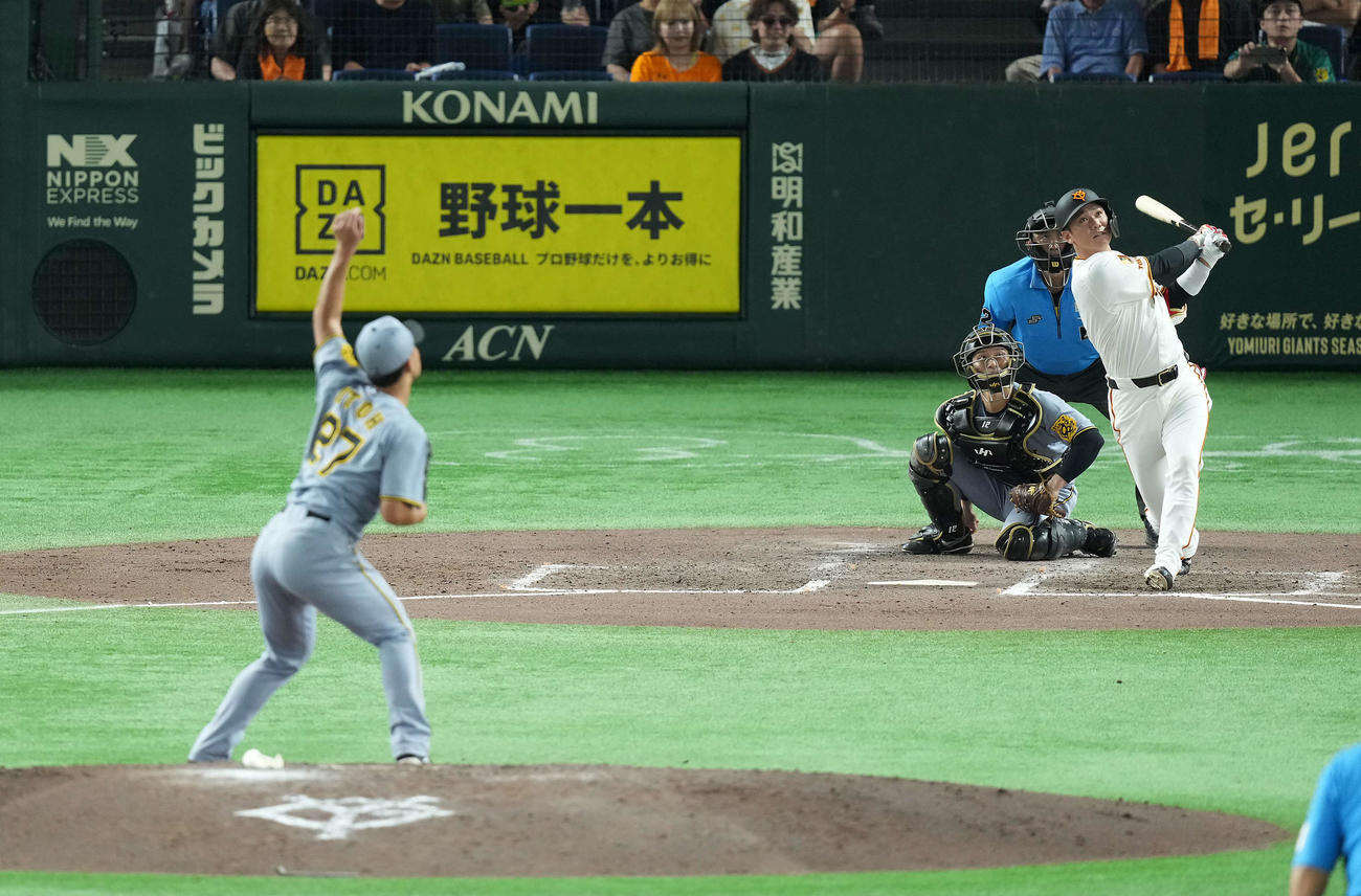巨人対阪神　6回裏巨人2死一、三塁、左越えに3点本塁打を放つ代打坂本。投手伊藤将（撮影・たえ見朱実）