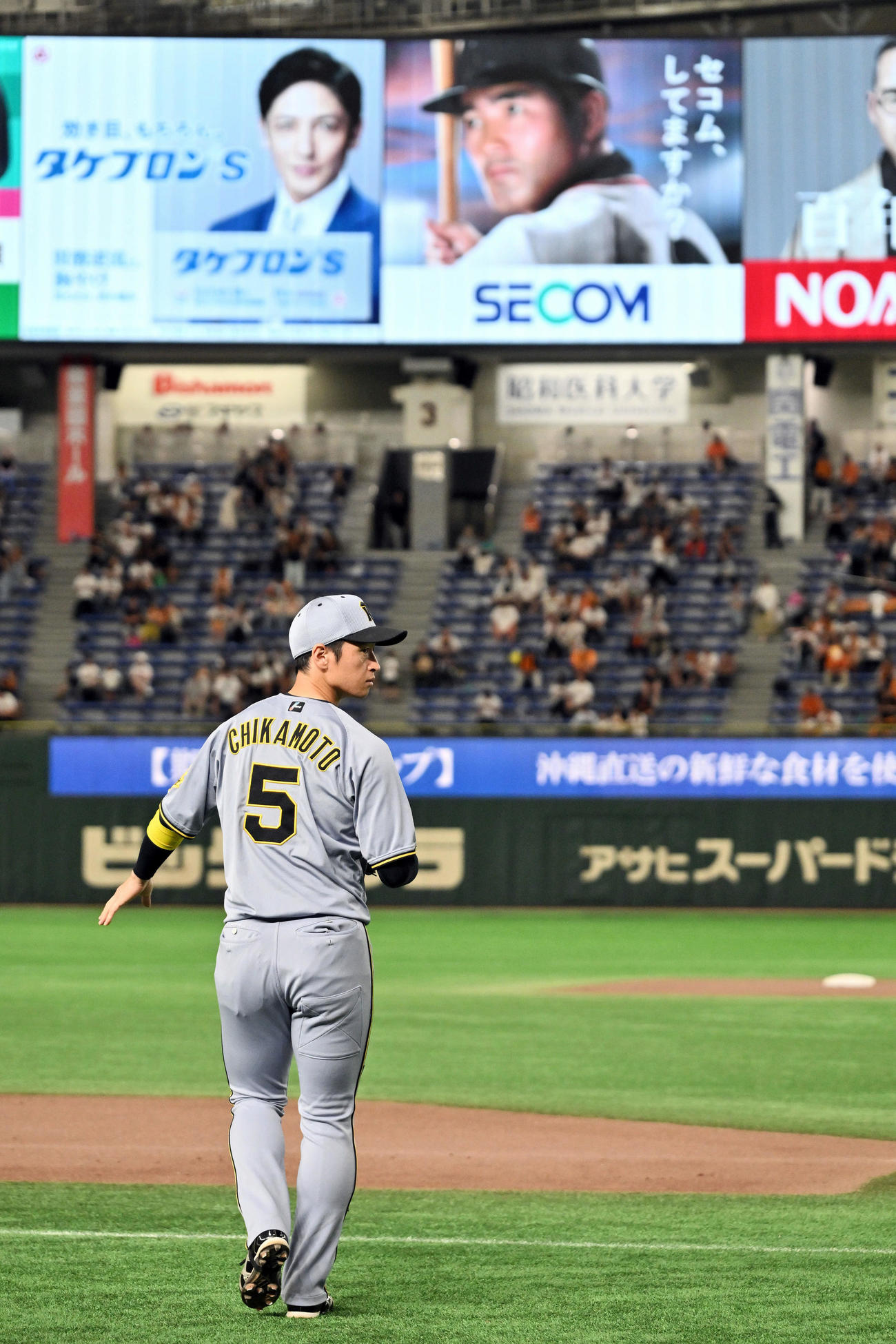 巨人対阪神　試合前、故長嶋さんの広告を前に、ノックに臨む阪神近本（撮影・滝沢徹郎）