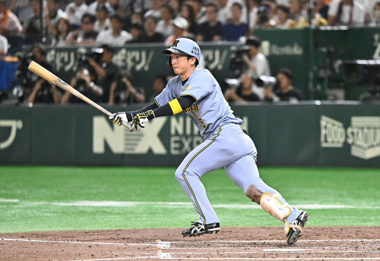 巨人対阪神　4回表阪神2死二、三塁、近本は左前2点適時打を放つ（撮影・滝沢徹郎）