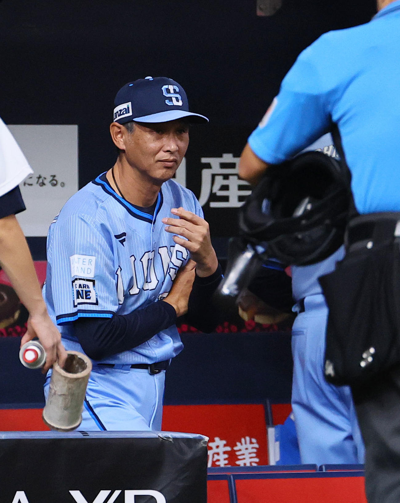 オリックス対西武　8回、交代を告げる西武西口監督（撮影・藤尾明華）