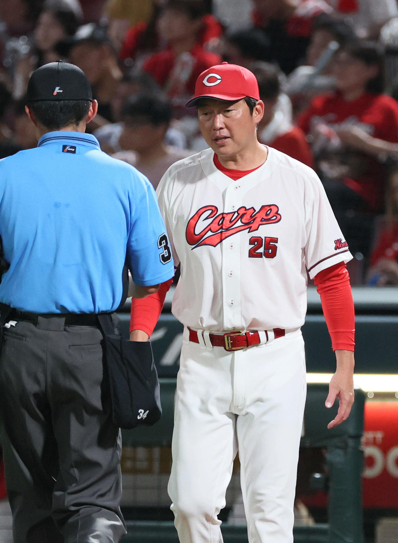 広島対ヤクルト　7回裏終了時、交代を告げる新井監督（撮影・加藤孝規）