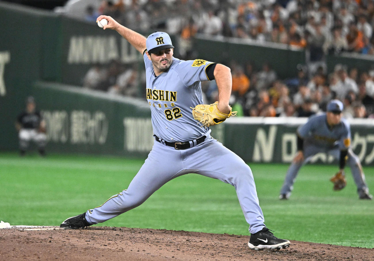 巨人対阪神　阪神3番手で登板するハートウィグ（撮影・滝沢徹郎）