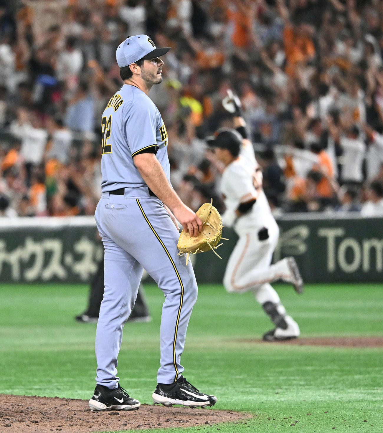巨人対阪神　7回裏巨人無死一塁、代打中山（後方）に2点本塁打を許すハートウィグ（撮影・滝沢徹郎）
